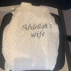 Barnús Witte badjas met bedrukte tekst, segons ha informat Van der Valk Hotel Gorinchem mitjançant iLost