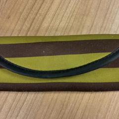 Caixa de óculos com óculos no interior, como reportado por Connexxion Amstelland-Meerlanden Schiphol Zuid utilizando o iLost