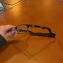 Lunettes de lecture black, rayban, a été signalé par Hotel V Fizeaustraat utilisant iLost