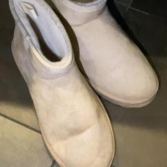 Stiefel Cream, gemeldet von MEININGER Hotel Amsterdam City West über iLost