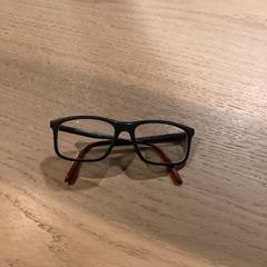 Lunettes, a été signalé par Poppodium 013 utilisant iLost