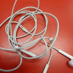 Earphones, gemeldet von UvA REC über iLost