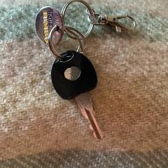 Sleutel met jumbomuntje eraan hangend، كما تم الإبلاغ عنه عبر iLost