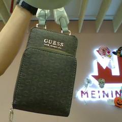 Sac Pouch (GUESS), a été signalé par MEININGER Hotel Venezia Mestre utilisant iLost