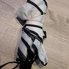 Esernyő, amint azt EBS Tramplein az iLost segítségével jelentette.