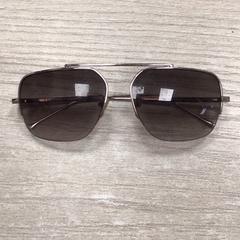 Occhiali da sole, come riportato da Hotel van der Valk Maastricht utilizzando iLost