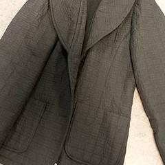 Kleding - Jas Zwart, ha sido reportado por Centraal magazijn con iLost