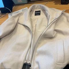 Dzseki Beige, amint azt Amsterdam ID Aparthotel az iLost segítségével jelentette.