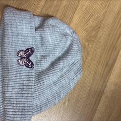 Čepice šeda čepice s motylem, jak nahlášeno IKEA Brno pomocí iLost