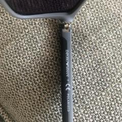 Paarse Armani zonnebril met geslepen glazen, som rapportert til iLost