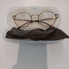 Caixa de óculos com óculos no interior bril, como reportado por Arriva Limburg Zuid utilizando o iLost