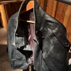 Casaco Black leather, como reportado por Club Nyx/Exit Café utilizando o iLost