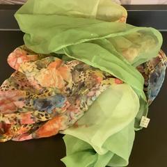 Scarf Colorful، كما تم الإبلاغ عنه بواسطة MEININGER Hotel Dresden Zentrum عبر iLost