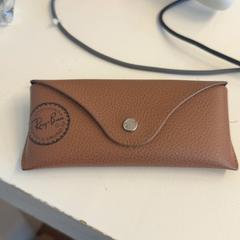 Estuche para gafas con gafas, ha sido reportado por Het Amsterdams Verbond con iLost