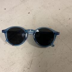 Gafas de sol, segundo informou Artis usando iLost