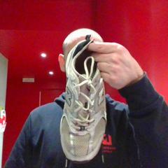 Cipő white and grey, amint azt MEININGER Hotel Roma Termini az iLost segítségével jelentette.