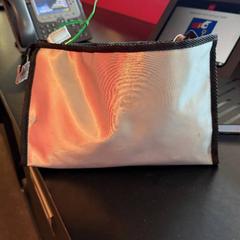 حقيبة مستحضرات التجميل & حقائب حمل وحقائب اليد cosmetic bag، كما تم الإبلاغ عنه بواسطة Leonardo Hotel Amsterdam Rembrandtpark عبر iLost