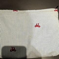 Astuccio penne, come riportato da Universiteit Gent - Faculteitsbibliotheek LW utilizzando iLost