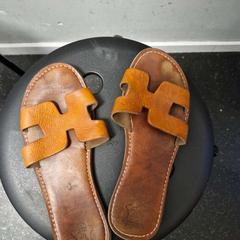 Sandaal, zoals gemeld door Ramada by Wyndham Amsterdam Airport Schiphol met iLost