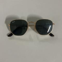 Gafas de sol, ha sido reportado por Silver Sands Beach con iLost