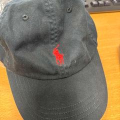 Keps zwart polo, rapporterat av VITAZ campus Sint-Niklaas med iLost