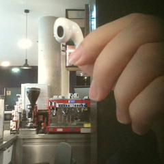 Airpod white, as reported by MEININGER Hotel Vienna Downtown Franz using iLost