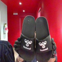 Cipő BLACK, amint azt MEININGER Hotel Roma Termini az iLost segítségével jelentette.