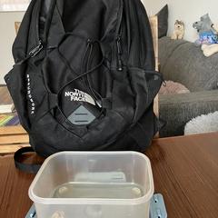 Zwarte rugzak van the North Face, come riportato a iLost