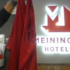 Pijamas Rot, como reportado por MEININGER Hotel Hamburg City Center utilizando o iLost