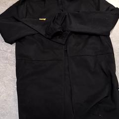 衣類 - Sportjas zwart がiLostで Centraal magazijn によって報告されました