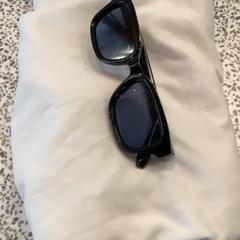 Occhiali da sole white shirt and black sunglasses, come riportato da MEININGER Hotel Berlin "Mitte" Humboldthaus utilizzando iLost