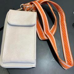 Väska wit met oranje koord, rapporterat av Gemeente Ermelo med iLost