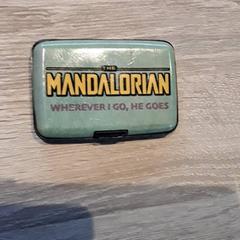 Porta-cartões Dello Stretto, como reportado por EBS Tramplein utilizando o iLost