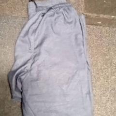 Pantalóns, segundo informou Mövenpick Hotel Amsterdam City Centre usando iLost