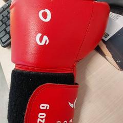 Luvas De boxe, segundo informou IKEA Brest Guipavas usando iLost