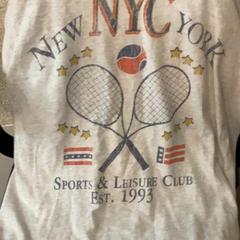 Camisa NYC, como reportado por MEININGER Hotel Berlin Central Station utilizando o iLost