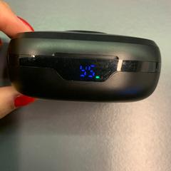 Earbuds -, zgłoszono przez Eindhoven Airport przy użyciu iLost