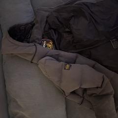 Grijze superdry jas, jak bylo nahlášeno na iLost