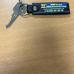 Nyckelring grijze sleutel zwarte sleutelhanger, rapporterat av VITAZ campus Sint-Niklaas med iLost