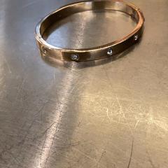 Bracelet Light gold, as reported by MEININGER Hotel Leipzig Hauptbahnhof using iLost