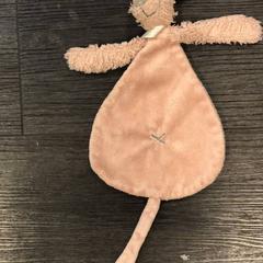 Mysig leksak konijn, rapporterat av Libéma Beurzen en Evenementen med iLost