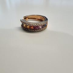 Belarritakoa goudkleurig met kleurrijke steentjes, gisa salatu by Stad Hasselt iLost erabiliz