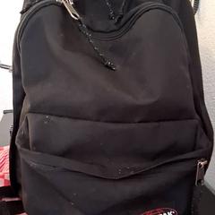 Hátizsák Eastpak zwart, amint azt Familiepark Drievliet az iLost segítségével jelentette.