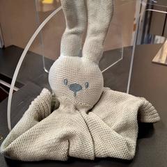Peluche pulseira, como reportado por IKEA Paris Nord Roissy utilizando o iLost