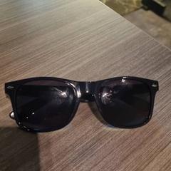 Sonnenbrille Simova, gemeldet von Van der Valk Hotel Haarlem über iLost