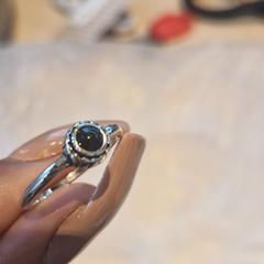 指輪 zilver met zwart がiLostで Haven Hotel Rotterdam によって報告されました