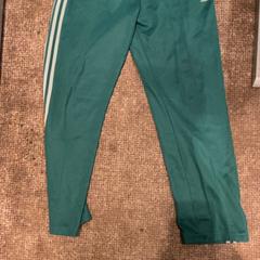 Pantaloni sportivi, come riportato da Van der Valk Hotel Apeldoorn - De Cantharel utilizzando iLost