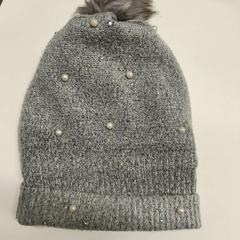 Beanie lichtgrijs met pompom, zgłoszono przez Regio Oost-Vlaanderen przy użyciu iLost