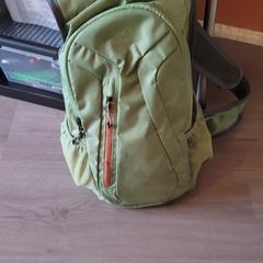 Groene rugzak met wat kleine medische spullen, jak bylo nahlášeno na iLost