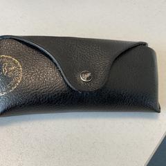 Pouzdro na brýle s brýlemi, jak nahlášeno Breng Arnhem pomocí iLost